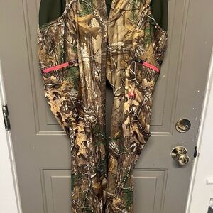 NWT UA camo pants.